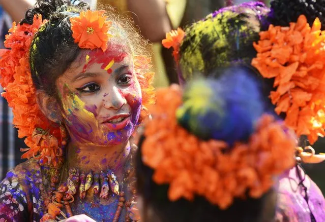 Indian students play with coloured powders as they celebrate “holi” or the “festival of colours” during a special function in Kolkata on March 12, 2017. (Photo by Dibyangshu Sarkar/AFP Photo)