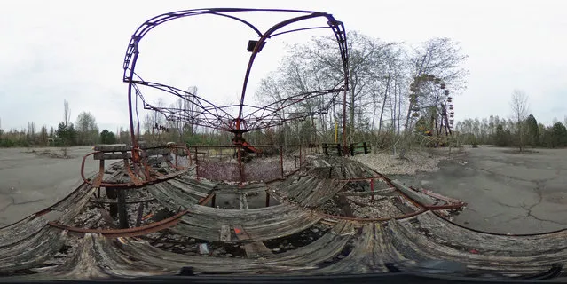 A rusting merry-go-round stands on April 9, 2016 in Pripyat, Ukraine. (Photo by Sean Gallup/Getty Images)