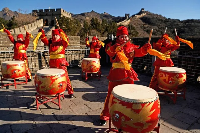 Performers play drums at the Badaling Great Wall on the second day of the torch relay in Beijing on February 3, 2022, a day before the start of the Beijing 2022 Winter Olympic Games. (Photo by Noel Celis/AFP Photo)