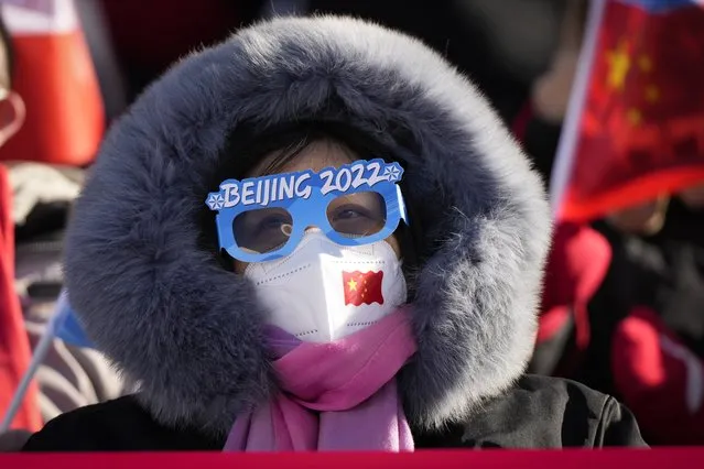A spectator watching the women's parallel giant slalom qualification run at the 2022 Winter Olympics, Tuesday, February 8, 2022, in Zhangjiakou, China. (Photo by Francisco Seco/AP Photo)