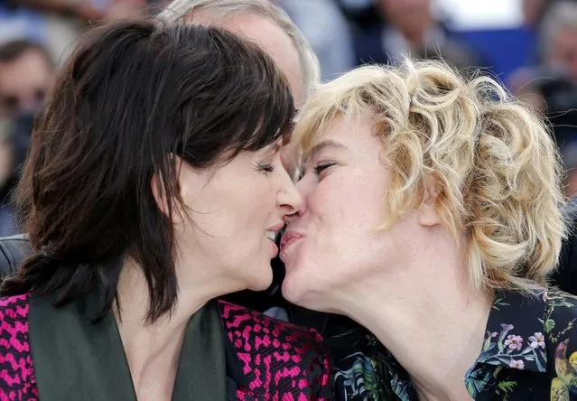 Cast member Juliette Binoche (L) kisses actress Valeria Bruni Tedeschi during a photocall for the film “Ma loute” (Slack Bay) in competition at the 69th Cannes Film Festival in Cannes, France, May 13, 2016. (Photo by Jean-Paul Pelissier/Reuters)