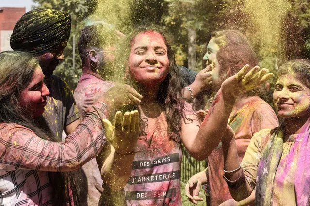 Students smeared with Gulal (colour powder) celebrate Holi, the spring festival of colours, at the Guru Nanak Dev University in Amritsar on March 17, 2022. (Photo by Narinder Nanu/AFP Photo)