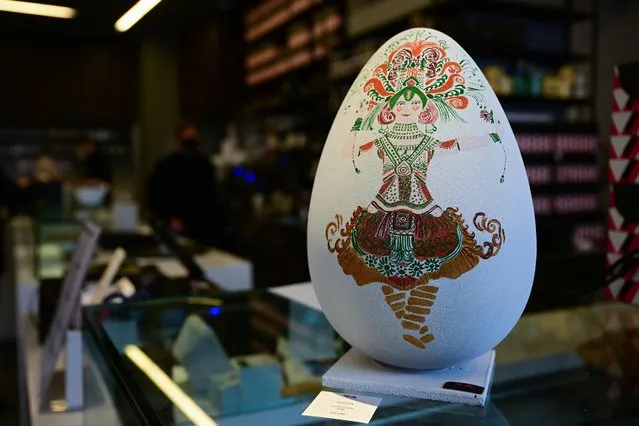 A photograph taken on April 6, 2022 shows an Easter chocolate egg inspired by Vaslav Nijinsky's 1910 ballet “Sheherazade”, and made by pastry chef Walter Musco, at his pastry shop “Pasticceria Bompiani” in Rome. Each egg is carved as a tribute to an artist chosen by Walter Musso, this year the theme is “Voglio vederti danzare” (I want to see you dance). “The idea is very simple, I have a great passion for art, and then I broadened my scope in literature, music and cinema” explains the pastry chef. (Photo by Vincenzo Pinto/AFP Photo)
