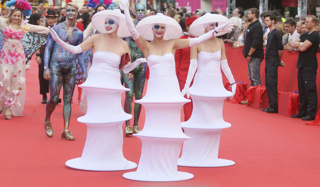 Guests in costumes arrive for the opening ceremony of the Life Ball, in front of the City Hall in Vienna, Austria, Saturday, June 10, 2017. The Life Ball is a charity gala to raise money for people living with HIV and AIDS. (Photo by Ronald Zak/AP Photo)