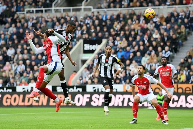 Alexander Isak of Newcastle United scores his team's first goal during the Premier League match between Newcastle United FC and Arsenal FC at St James' Park on November 02, 2024 in Newcastle upon Tyne, England. (Photo by Stu Forster/Getty Images)