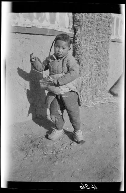 Child Collecting Fuel & Scared. China, Tianjin, 1917-1919. (Photo by Sidney David Gamble)