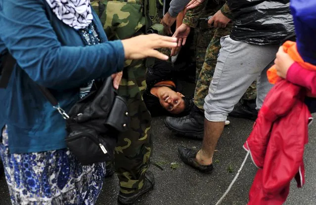 A woman collapses in the crowd, as a group of migrants try to pass police blockades in Gevgelija, Macedonia September 10, 2015. (Photo by Tomislav Georgiev/Reuters)