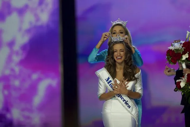(L-R) Miss Georgia Betty Cantrell reacts after being crowned Miss America 2016 by Miss America Kira Kazantsev 2015 at Boardwalk Hall, in Atlantic City, New Jersey, September 13, 2015. (Photo by Mark Makela/Reuters)