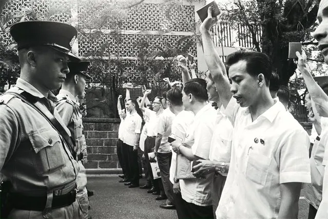 In this photograph received from the South China Morning Post (SCMP) archive on May 2, 2017 and taken on May 16, 1967, protesters (R) wave the Little Red Book “The Quotations from Chairman Mao Zedong” in front of police outside the South Kowloon Magistracy in Hong Kong. Hong Kong is unrecognisable now from the city which 50 years ago was the scene of bloody riots, fuelled by resentment of colonial rule and inspired by the Cultural Revolution unfolding in China. But although memories of the bomb-strewn chaos of 1967 have faded, the city  is facing a new era of turbulence as democracy activists take on Beijing and many ordinary residents still struggle to make ends meet. (Photo by AFP Photo/SCMP)