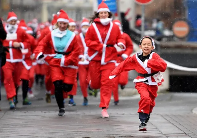 Participants dressed as Santa Claus take part in a charity run for poor children in Budapest on December 3, 2017. (Photo by Attila Kisbenedek/AFP Photo)