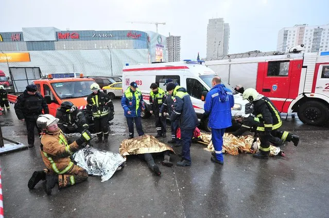Rescuers work at the scene of a bus crash in Moscow, Russia, Monday, December 25, 2017. Several people were killed and more than a dozen injured when a bus drove into an underground passageway in Moscow. (Photo by Sergey Kiselev/Moscow News Agency photo via AP Photo)
