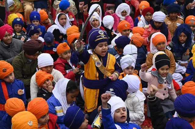 Sikh children wait for the judgement in a turban tying competition in Amritsar on December 25, 2022. (Photo by Narinder Nanu/AFP Photo)