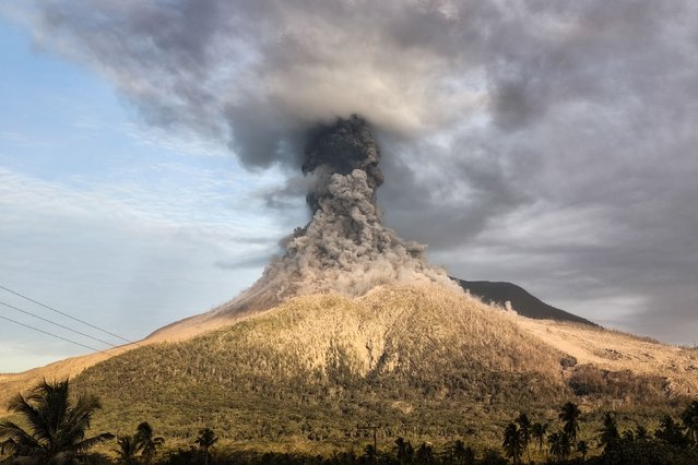 Mount Lewotobi Laki-Laki erupts as seen from Pululera village, East Nusa Tenggara, on August 18, 2025. (Photo by Arnold Welianto/AFP Photo)