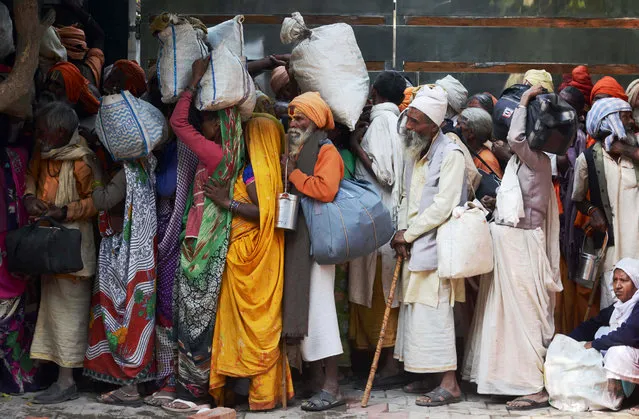 Indian Sadhus (holy men) queue to receive blankets during a Sadhu congregation following the Diwali Festival  in Amritsar, India on October 31,2016. Thousands of Sadhus and Sadhvis, female Sadhus, took part in the annual congregation. Sadhus occupy a unique and important place in Hindu society, particularly in villages and small towns more closely tied to traditions. Usually travelling from place to place as they often don't have a residence, Sadhus live on donations and offerings. (Photo by Narinder Nanu/AFP Photo)