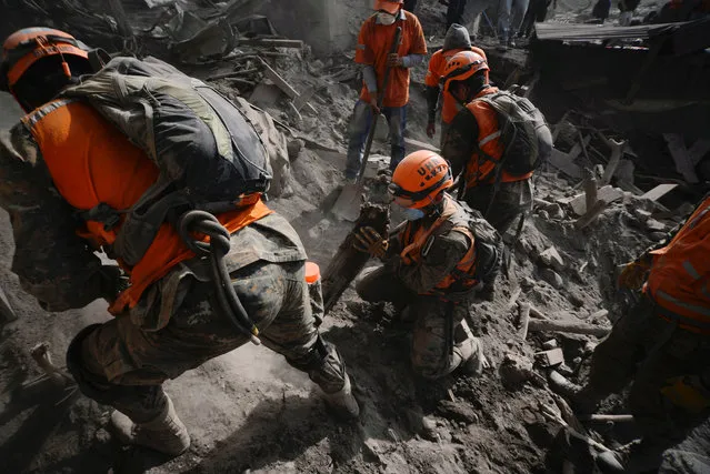 Soldiers search for remains at an area affected by the eruption of the Fuego volcano at El Rodeo in Escuintla, Guatemala on June 6, 2018. (Photo by Fabricio Alonzo/Reuters)