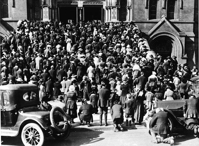 The congregation praying on the steps of the Cathedral of Saint Mary of the Assumption, where they gathered to hear mass and pray during the influenza epidemic, San Francisco, California, 1918. (Photo by Archive Photos/Getty Images)
