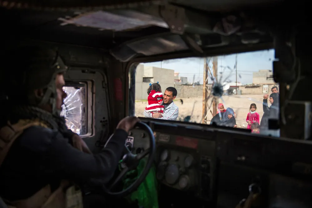 Iraqis Flee Mosul Fighting