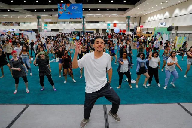 Attendees and K-pop fans learn dance moves at KCON USA, billed as the world's largest Korean culture convention and music festival, in Los Angeles, California on August 11, 2018. (Photo by Mike Blake/Reuters)