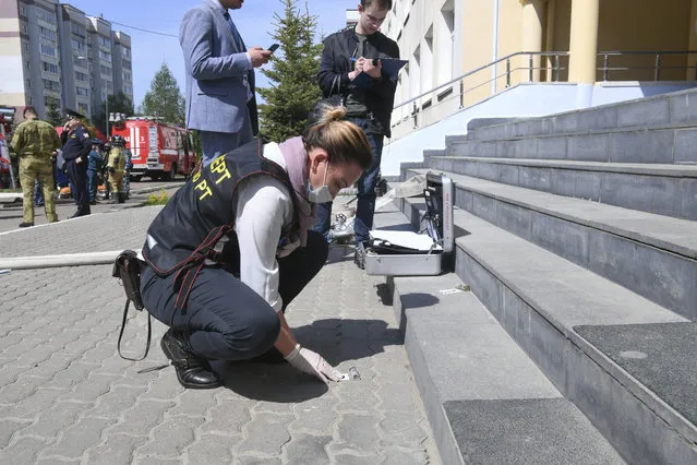 In this photo released by Tatarstan Presidential Press Service, a Russian police officer works at the scene at a school after a shooting in Kazan, Russia, Tuesday, May 11, 2021. (Photo by Tatarstan Presidential Press Service via AP Photo)