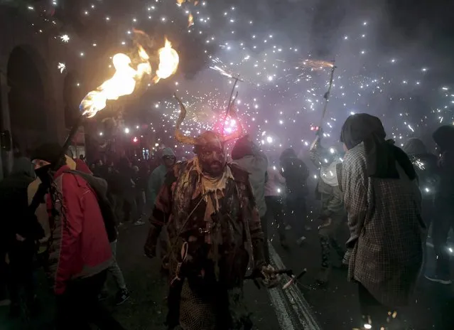 A reveller dressed as a devil walks among fireworks during traditional “Correfocs” (fire runs) to mark the end of the local festivities in Palma, on the Spain's Balearic Island of Mallorca,  January 23, 2016. (Photo by Enrique Calvo/Reuters)