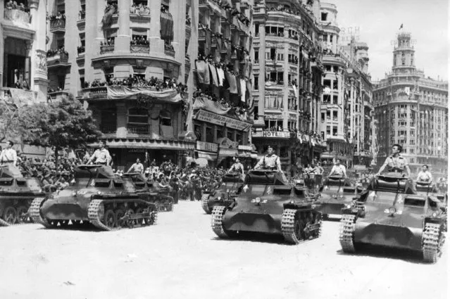 Facist soldiers in tanks parade through the streets of Valencia in northeastern Spain, May 16, 1939, during a Franco victory parade. (Photo by AP Photo)
