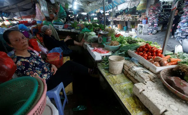 Vegetables sellers wait for the customers at a market in Hanoi, Vietnam December 5, 2016. (Photo by Reuters/Kham)