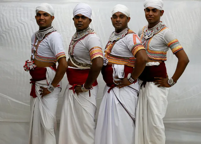 Traditional dancers pose for photographs before the performances at a Gara demon ceremony in Colombo, Sri Lanka November 25, 2016. (Photo by Dinuka Liyanawatte/Reuters)