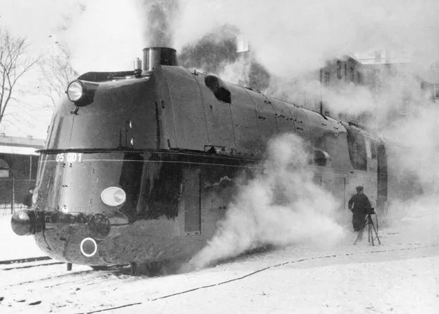 The streamlined engine of a German railway train is shown in Berlin, March 8, 1935. (Photo by AP Photo)