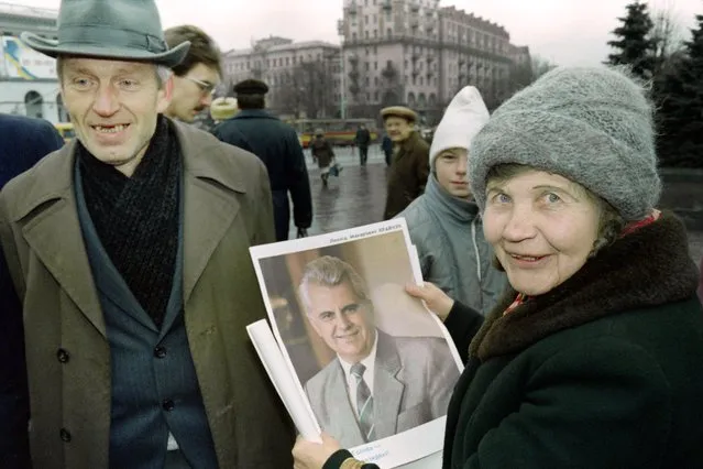 Supporters of presidential candidat Leonid Kravchuk hold his effigy during a pro-independence rally, on November 30, 1991 in Kiev, held before the vote for a referendum and the first presidential elections shedulded for December 1, 1991. Ukraine was proclamed as an independent democratic state on August 24, 1991 by Ukrainian Parliament. (Photo by Sergey Supinski/AFP Photo)