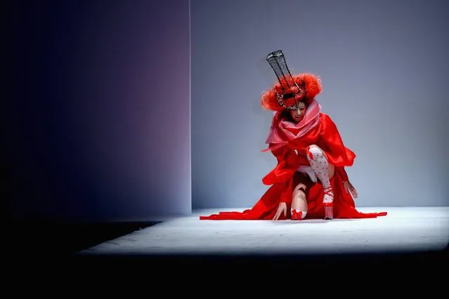 A model falls on the runway during the SECCRY Hu Sheguang Collection 2014 Show during Mercedes-Benz China Fashion Week, March 30, 2014, in Beijing. (Photo by Feng Li/Getty Images)