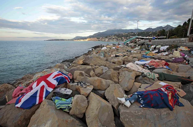 Migrant sleep on the rocks of the seawall at the Saint Ludovic border crossing on the Mediterranean Sea between Vintimille, Italy and Menton, France, June 17, 2015. On Saturday, some 200 migrants, principally from Eritrea and Sudan, attempted to cross the border from Italy and were blocked by Italian police and French gendarmes.    REUTERS/Eric Gaillard  