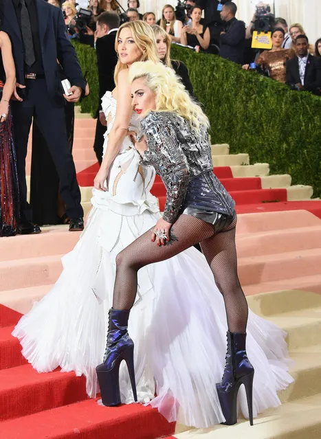 Kate Hudson and Lady Gaga attend the “Manus x Machina: Fashion in an Age of Technology” Costume Institute Gala at the Metropolitan Museum of Art on May 2, 2016 in New York City. (Photo by Larry Busacca/Getty Images)