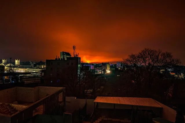 This general view taken on March 30, 2022 shows fire and smoke lighting up the night sky, east of Kharkiv. Ukrainian forces have pushed back Russian troops from a highway outside the country's second-largest city of Kharkiv, and were clearing away the burnt-out wreckage of cars, AFP journalists reported on March 30. (Photo by Fadel Senna/AFP Photo)