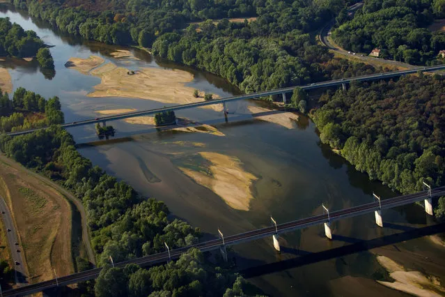 An aerial view shows bridges and sand banks during the drought in Montlouis-sur-Loire, central France, on July 29, 2019. (Photo by Guillaume Souvant/AFP Photo)