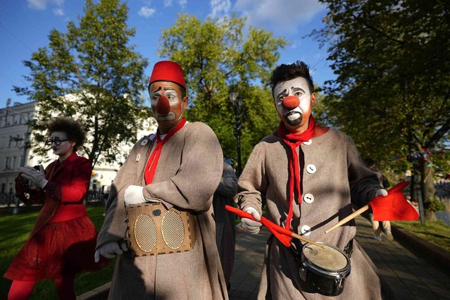 Actors perform during the Theatrical Boulevard festival in Moscow, Russia, Tuesday, July 23, 2024. (Photo by Pavel Bednyakov/AP Photo)