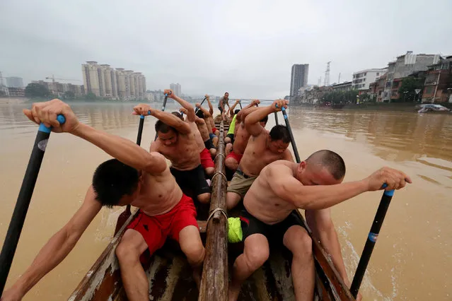 People participate during a training session on a river ahead of a local dragon boat competition in Liuzhou, Guangxi Zhuang Autonomous Region, China, June 14, 2016. (Photo by Reuters/Stringer)