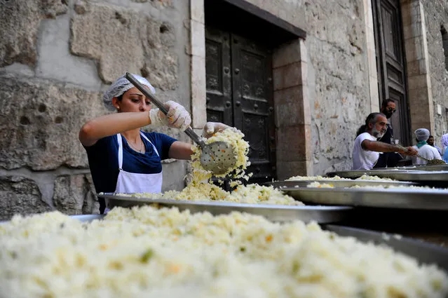A woman, who is a member of Saaed group, prepares food to be given out as Iftar meals for the poor and internally displaced Syrians during the month of Ramadan in Damascus, Syria June 18, 2016. (Photo by Omar Sanadiki/Reuters)