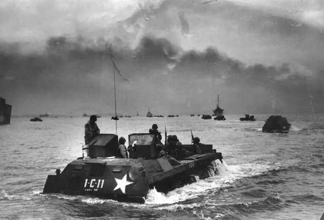 US Marines in amphibious assault craft moving towards Inchon in the first counter-attack of the Korean War, during a heavy bombardment of coastal defences by warships and aircraft, 1950. (Photo by Bert Hardy)