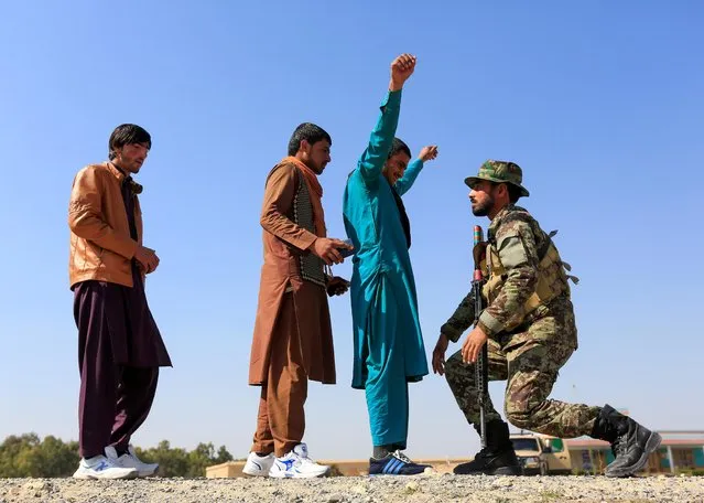An Afghan National Army (ANA) soldier inspects passengers at a checkpoint in Khogyani district of Nangarhar province, Afghanistan on February 23, 2020. (Photo by Reuters/Parwiz)