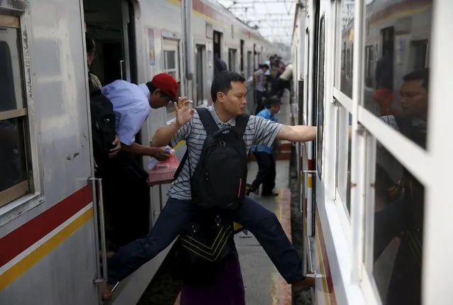 A man jumps onto another commuter train at Duri station in Jakarta, October 2, 2015. (Photo by Reuters/Beawiharta)