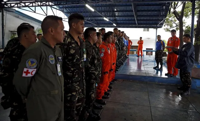 Members of Mobile Disasters Rescue Unit (MDRU) of Philippine Air Force take part in a briefing as they wait for deployment to disaster areas affected by Typhoon Koppu in Pasay City, Metro Manila, October 18, 2015. (Photo by Erik De Castro/Reuters)