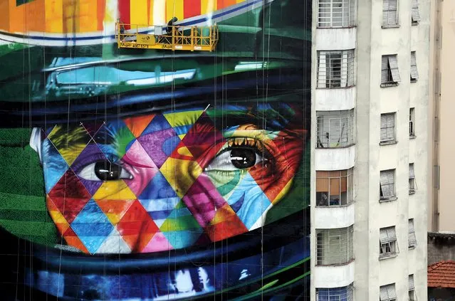A graffiti of late Formula One three-time world champion Ayrton Senna of Brazil is pictured on the wall of a building, created by Brazilian graffiti artist Eduardo Kobra, in Sao Paulo November 5, 2015. Senna is the idol of Formula One driver Lewis Hamilton of Britain, who in September won the Japanese Grand Prix to equal Senna's tally of 41 Formula One victories. The next Formula One race will be held in Brazil on November 13-15. (Photo by Nacho Doce/Reuters)