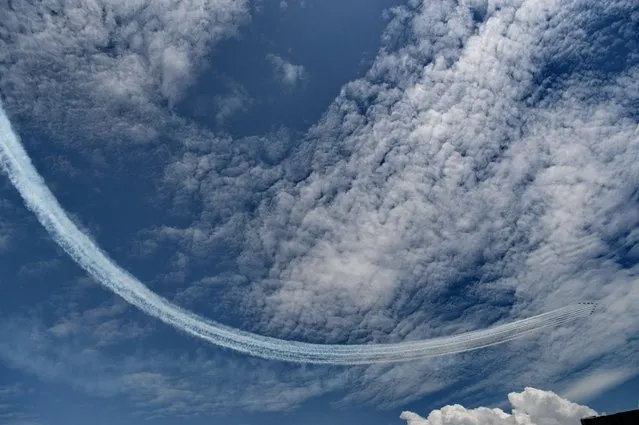 The Red Arrows aerobatic team of Britain' s Royal Air Force flies over the Marina Barrage in Singapore on October 18, 2016. The flypast which had previously been delayed twice due to inclement weather finally made their way fly past over Marina Bay on October 18, in Singapore for 20- minutes. The visit to Singapore is part of the team' s visit to the Middle East and Asia, to contribute to a campaign to showcase the best of what Britain has to offer. (Photo by Roslan Rahman/AFP Photo)