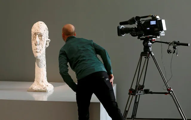 A cameraman looks at the sculpture “Large Head” during a media preview of the exhibition “Alberto Giacometti – Material and Vision” of late Swiss artist Alberto Giacometti at the Kunsthaus Zurich art museum in Zurich, Switzerland October 27, 2016. (Photo by Arnd Wiegmann/Reuters)
