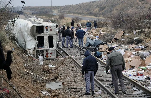 Authorities investigate the scene of a prison bus crash, Wednesday, January 14, 2015, in Penwell, Texas. (Photo by Mark Sterkel/AP Photo/Odessa American)