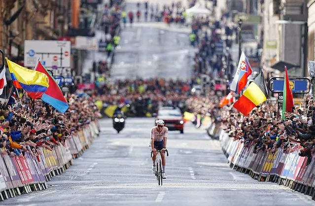 Netherlands' Mathieu van der Poel celebrates as he crosses the finish line to win the men's elite road race during the UCI World Championships 2023 in Glasgow, Scotland, Britain on August 6, 2023. (Photo by Maja Smiejkowska/Reuters)