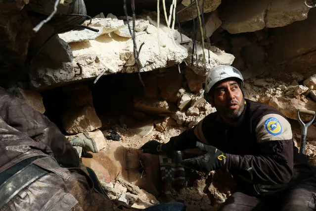 Civil Defence members look for survivors under rubble of damaged buildings after air strikes on the northern neighbourhood of Idlib city, Syria December 5, 2016. (Photo by Ammar Abdullah/Reuters)