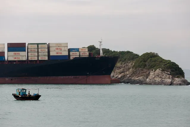 The container vessel Touska is stuck after hitting an islet near Ap Lei Chau in Hong Kong, China, 06 November 2017. No one was injured when the 294-meter Touska, an Iranian vessel on its way from Taiwan to Shenzhen, hit Magazine Island on 05 November in the East Lamma Channel. (Photo by Jerome Favre/EPA/EFE)