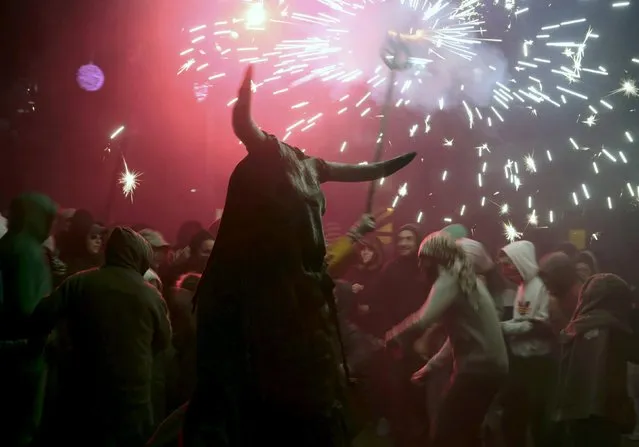 A reveller dressed as a devil dances among fireworks during traditional “Correfocs” (fire runs) to mark the end of the local festivities in Palma, on the Spain's Balearic Island of Mallorca,  January 23, 2016. (Photo by Enrique Calvo/Reuters)