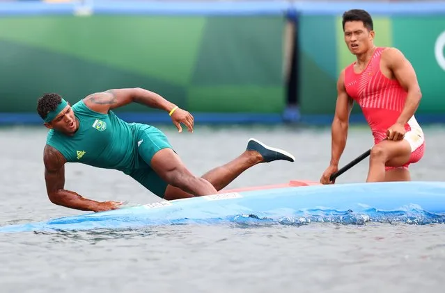 Brazil's Isaquias Queiroz dos Santos (L) celebrates after winning the gold medal as China's Liu Hao looks on in the men's canoe single 1000m final during the Tokyo 2020 Olympic Games at Sea Forest Waterway in Tokyo on August 7, 2021. (Photo by Yara Nardi/Reuters)